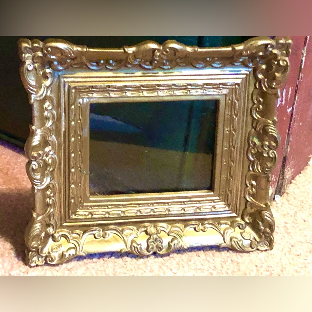 8845 Ornate Gold Frame Plastic With Elaborate Embellishment and Glass Insert